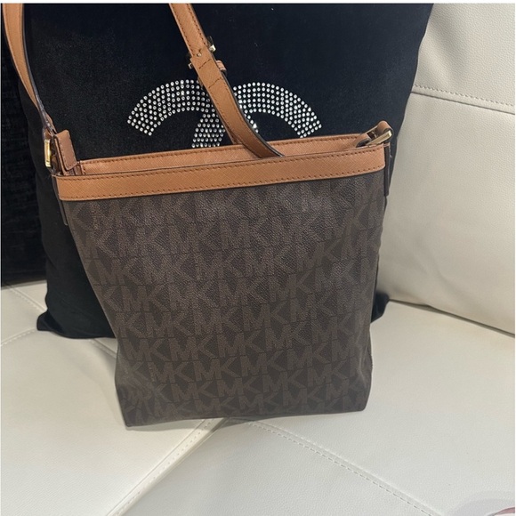 Michael Michael Kors
MORGAN MESSENGER IN SIGNATURE PRINT - Picture 6 of 13